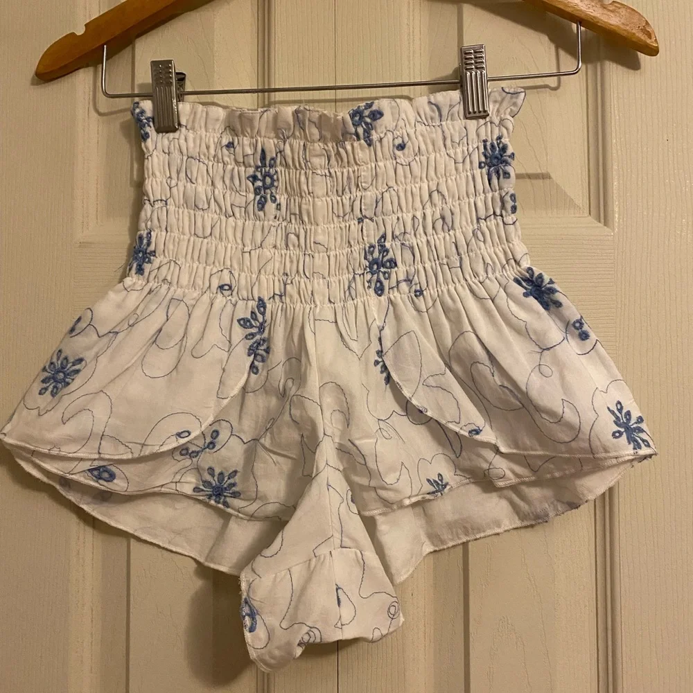 Bloomingdales Floral Shorts - Picture 2 of 3